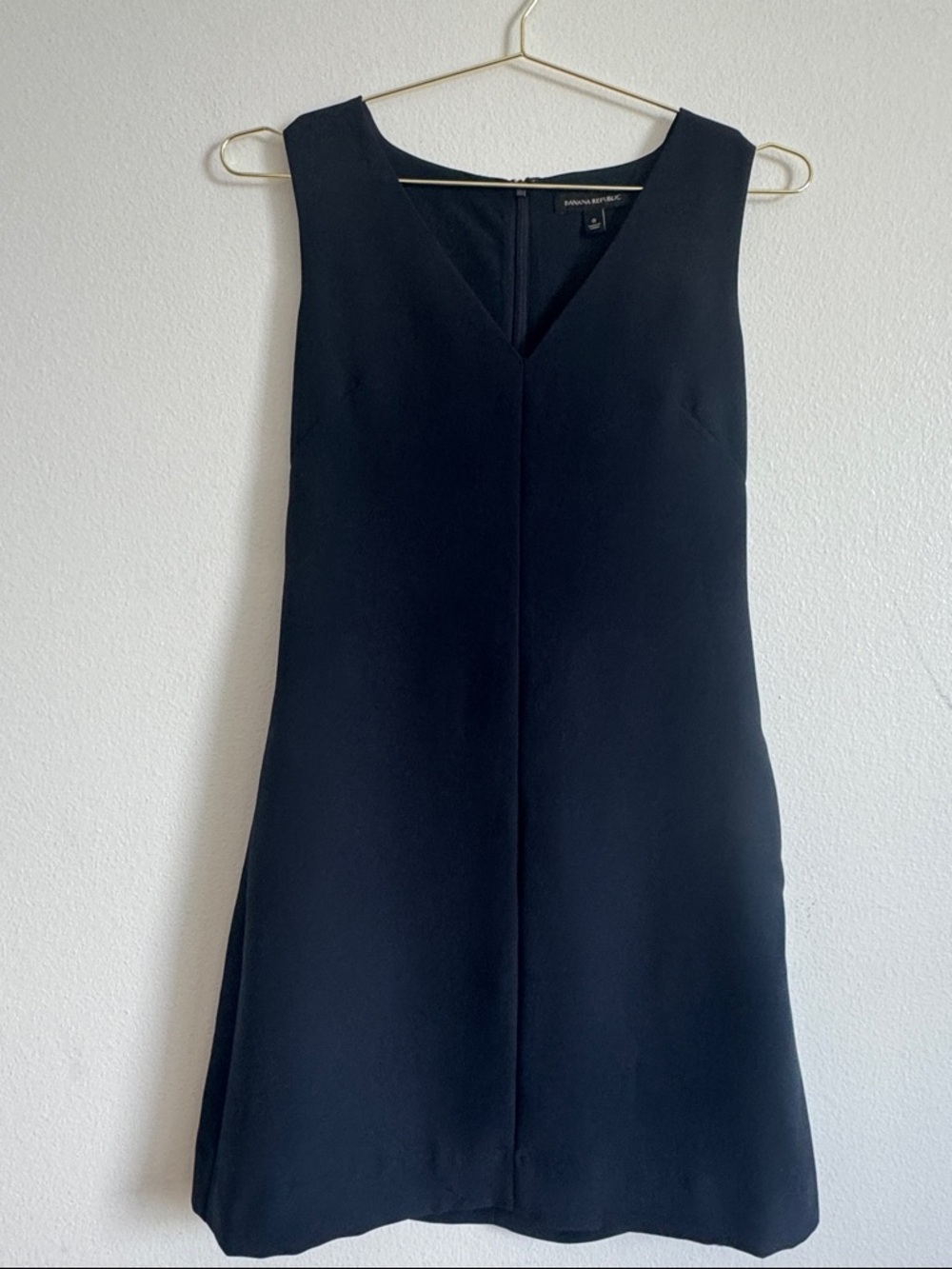 Banana Republic Black V-Neck Sleeveless Shift Mini Dress